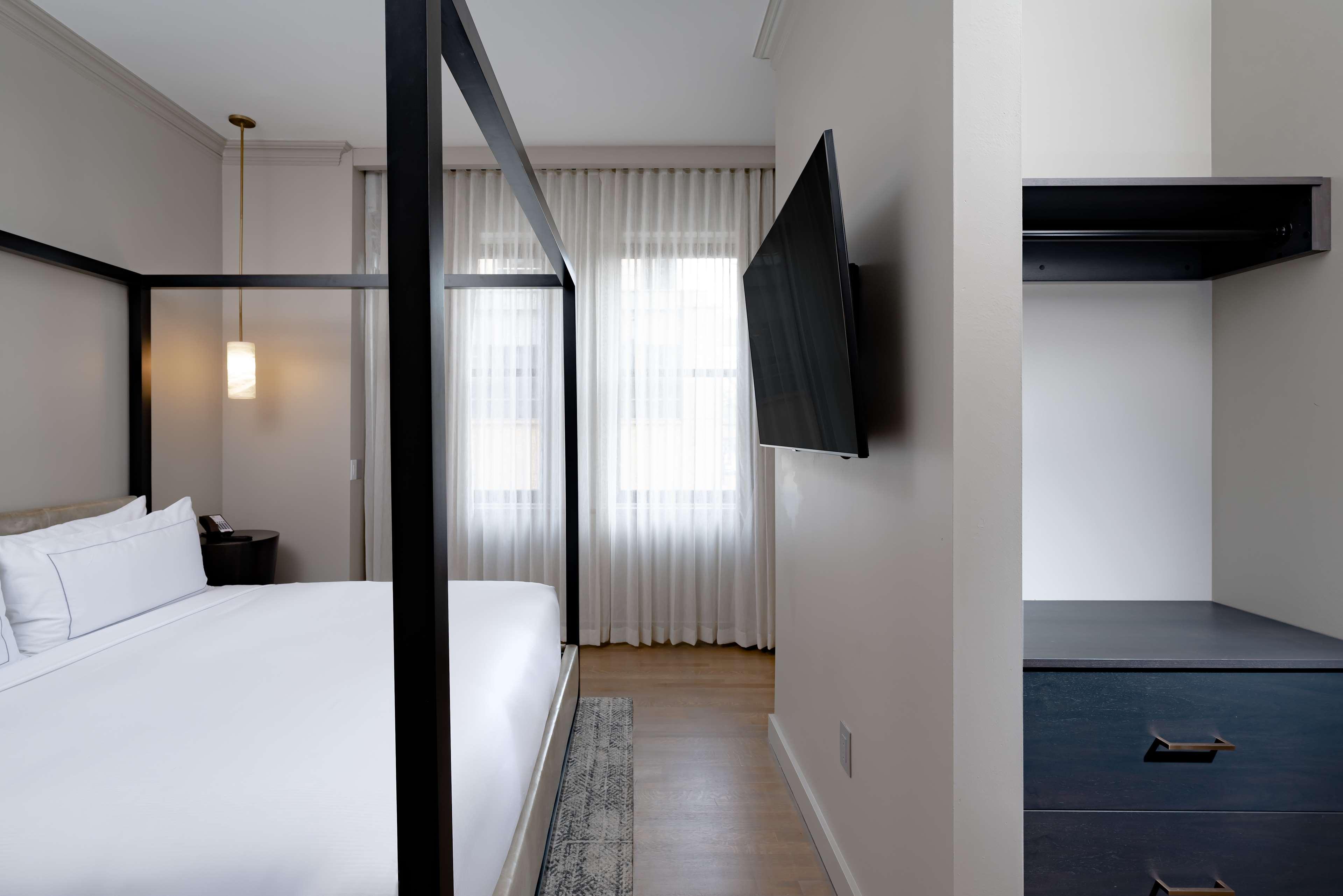 1 BEDROOM, SUITE, KING BED, ACCESSIBLE