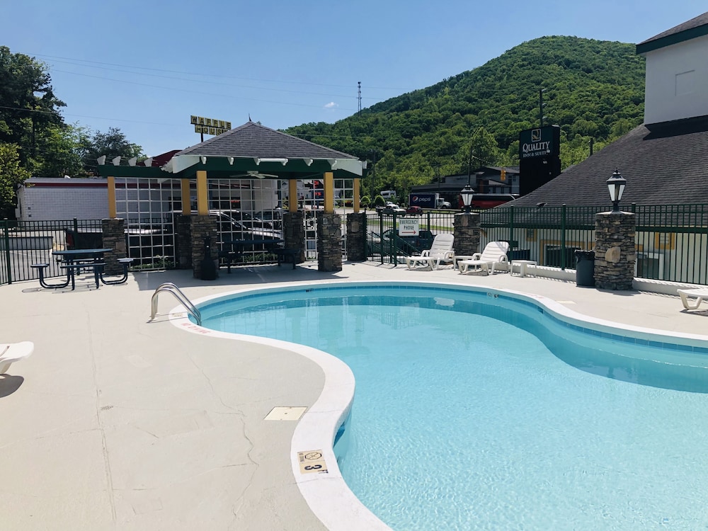Quality Inn Suites Biltmore East 26/29