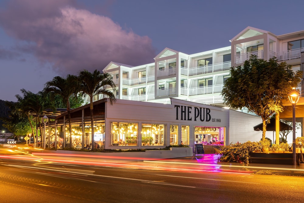 AIRLIE BEACH HOTEL 8/70