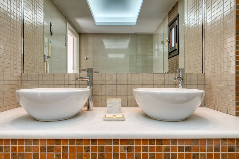 Ostria Inn 49/50