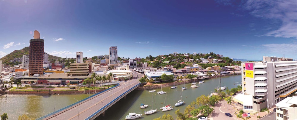 Oaks Townsville Gateway Suites 7/70