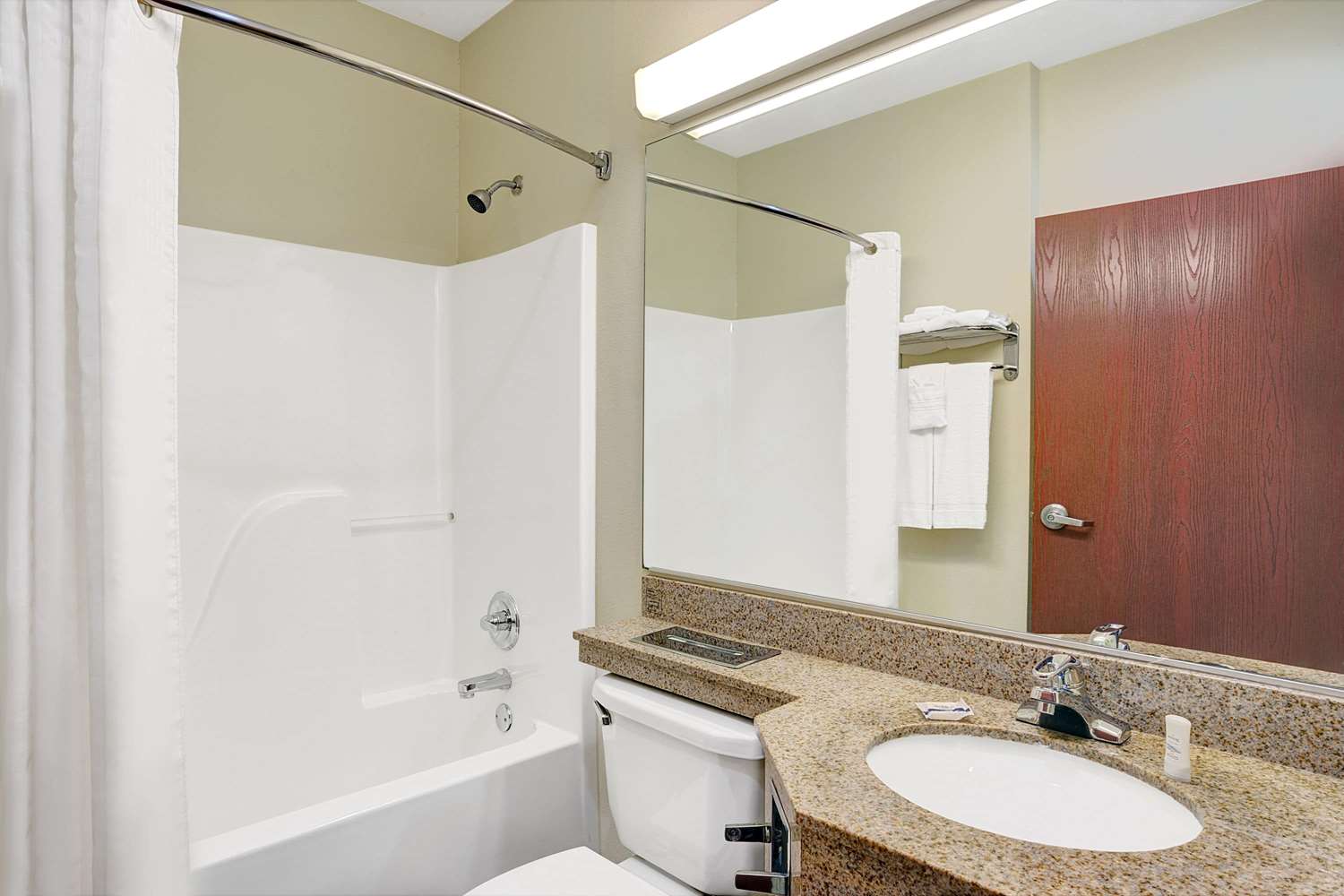 Microtel Inn & Suites by Wyndham Indianapolis Airport 33/36