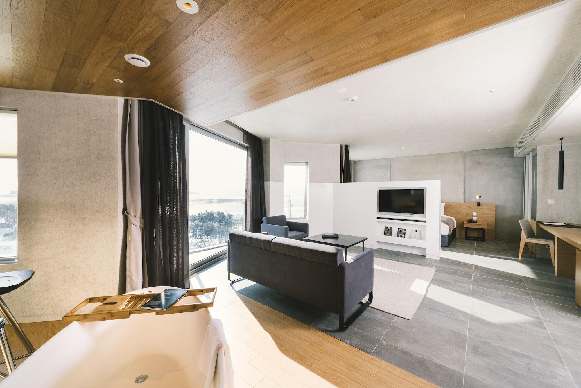 Suite, Pool Access
