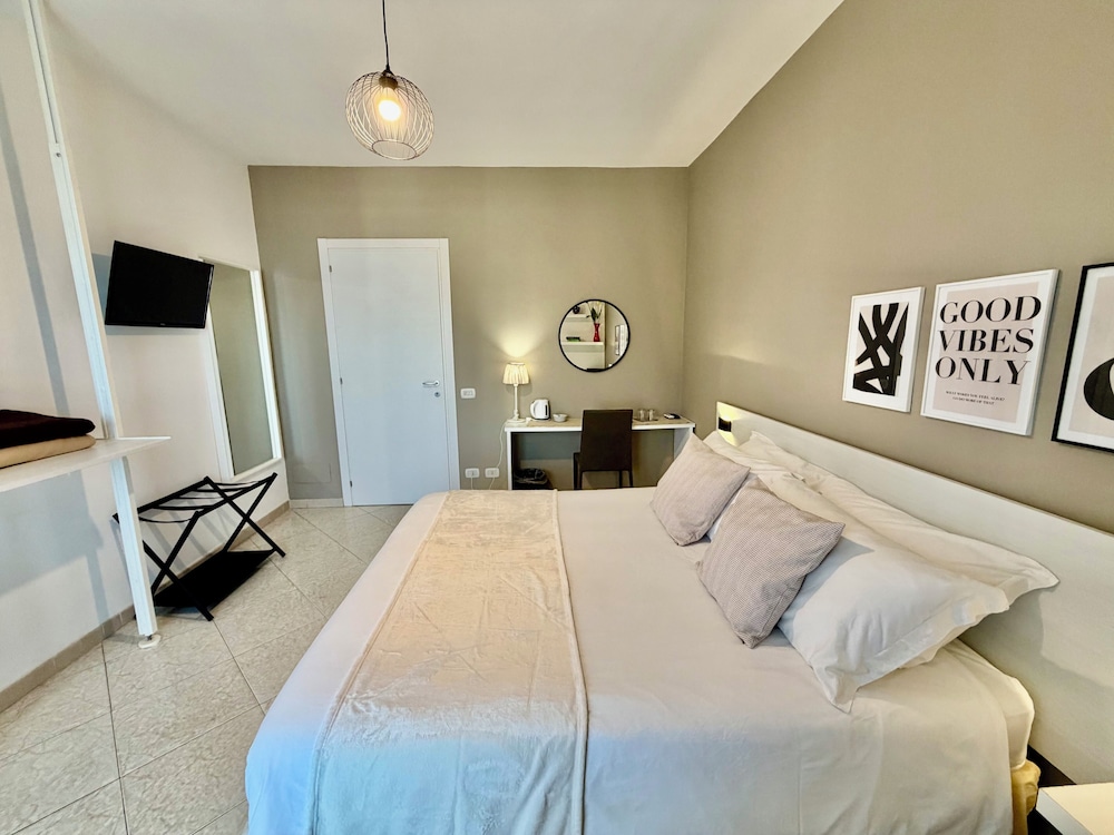 ROOM, DOUBLE BED, EXTERNAL BATHROOM