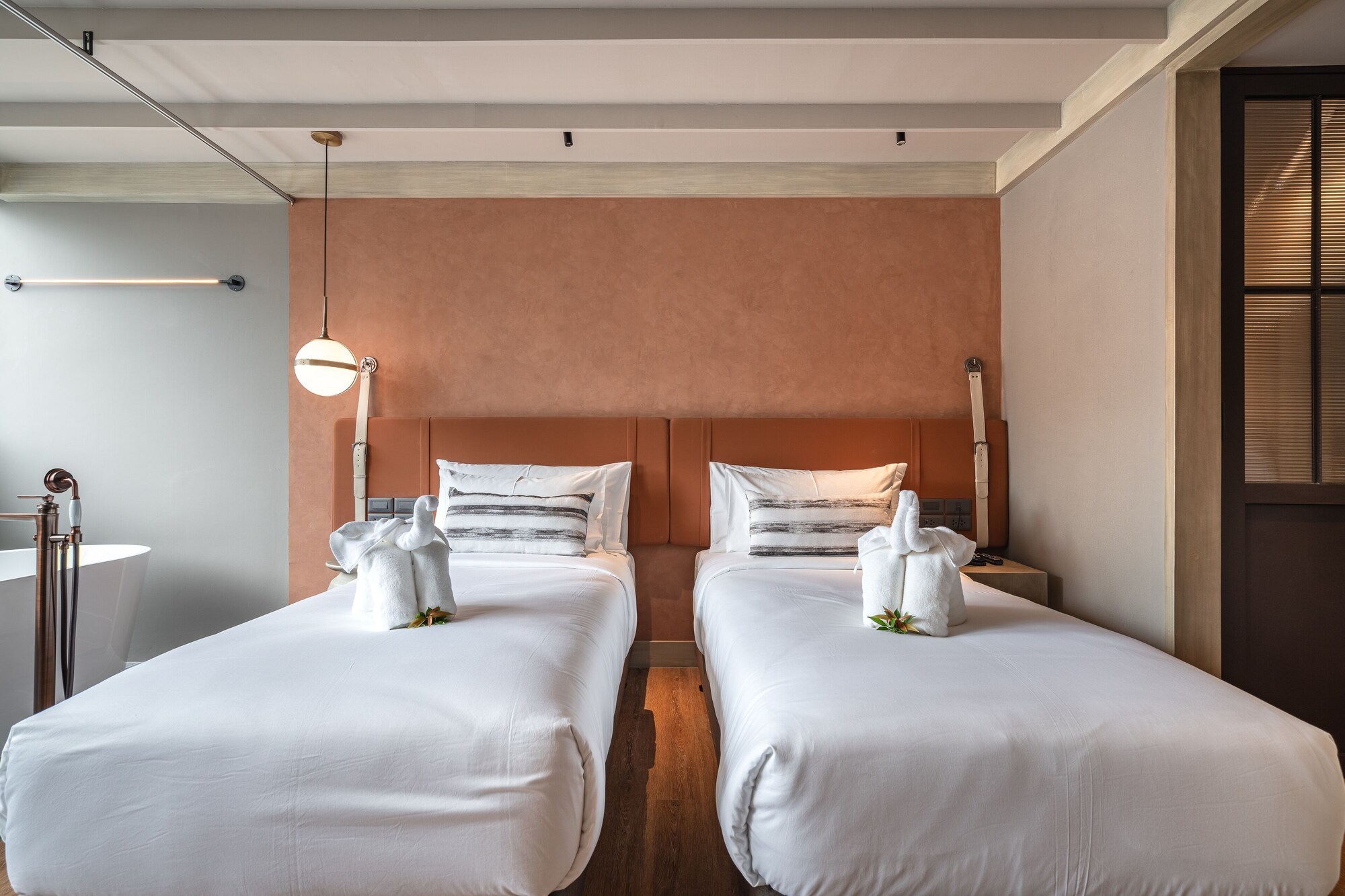 1 BEDROOM, SUPERIOR, TWIN BEDS, BATHTUB