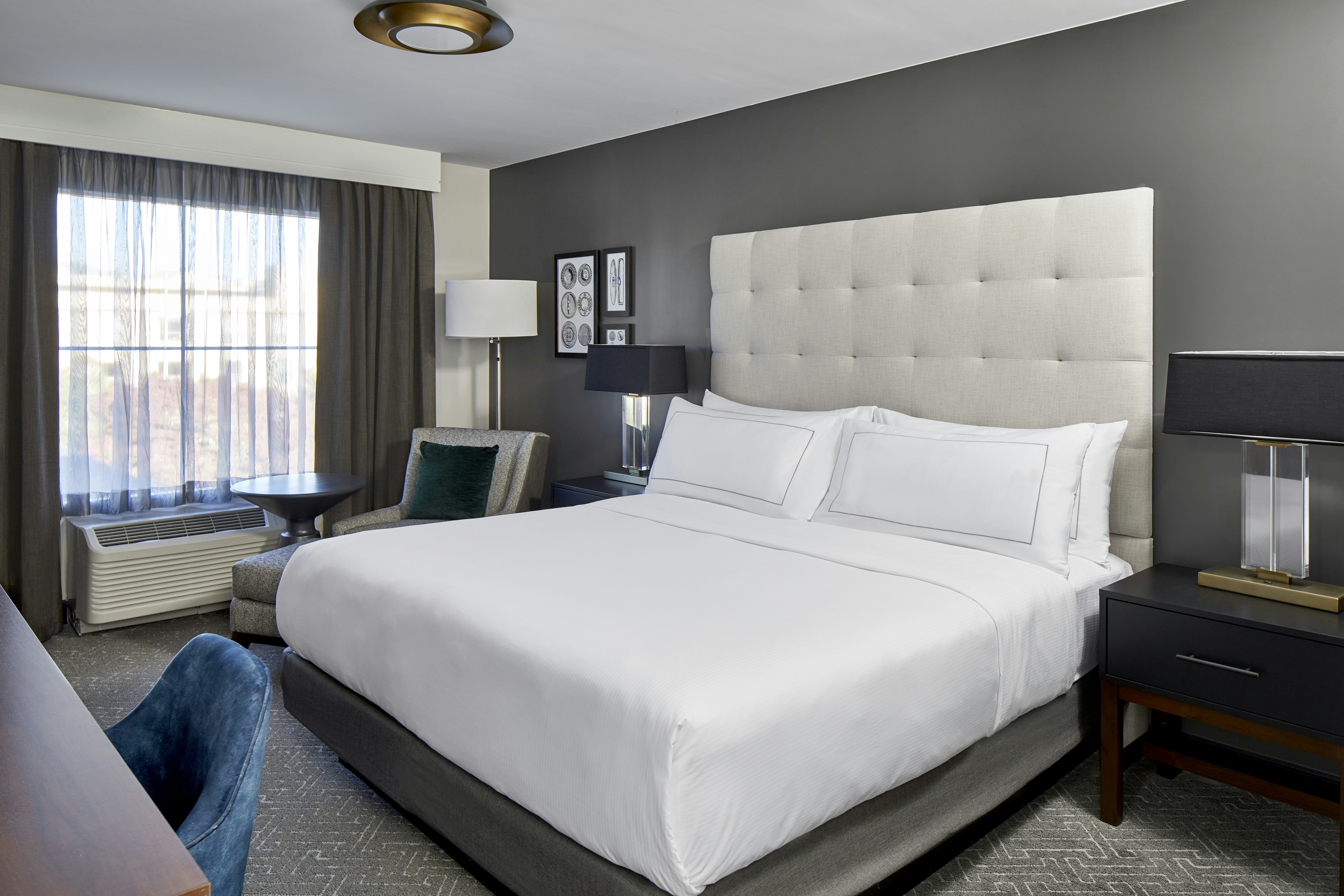 GUEST ROOM, KING BED