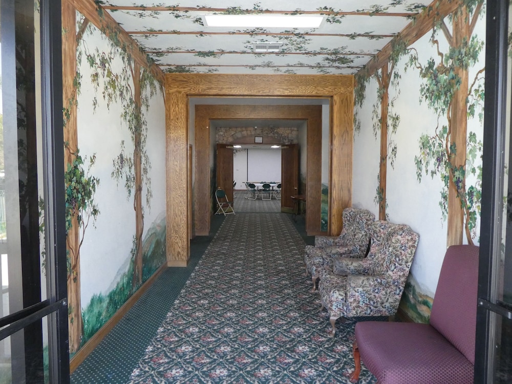 Red Lion Inn & Suites Lemoore 8/18