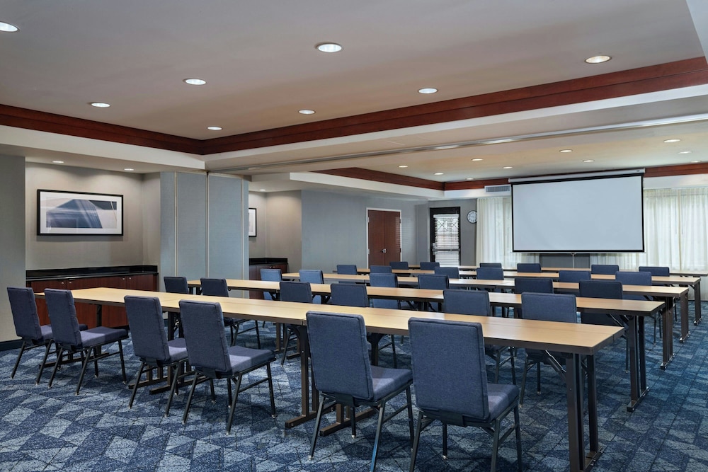 Courtyard Marriott Aksarben Village 41/50