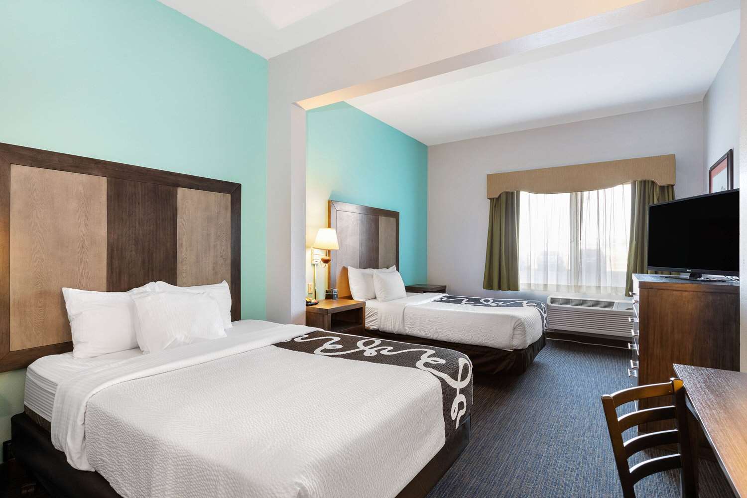 La Quinta Inn & Suites by Wyndham Omaha Airport Downtown 8/25