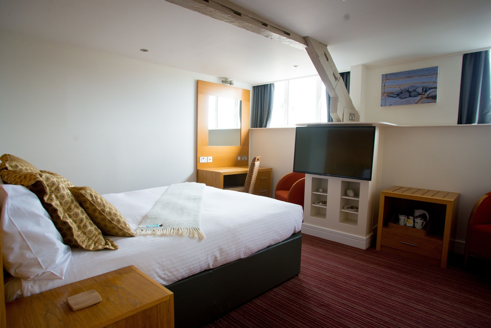 City, Queen Bed