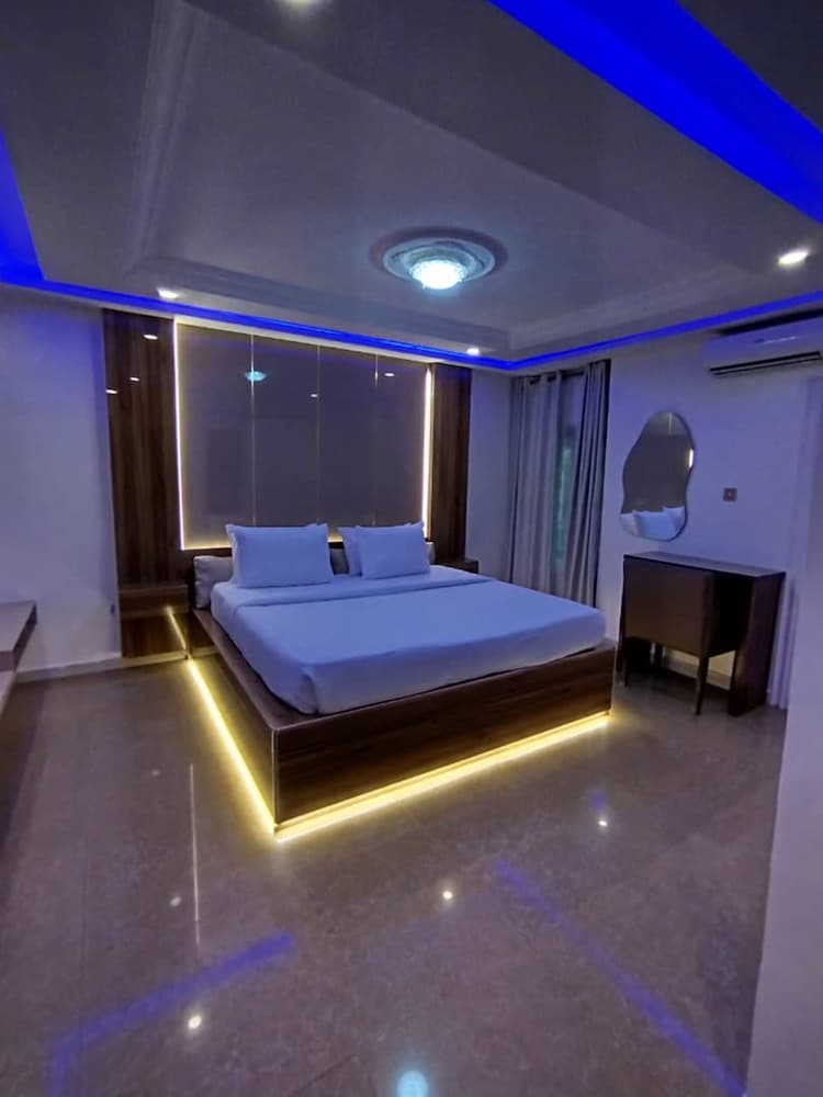 Double M Exquisite Suites And Lounge 12/29