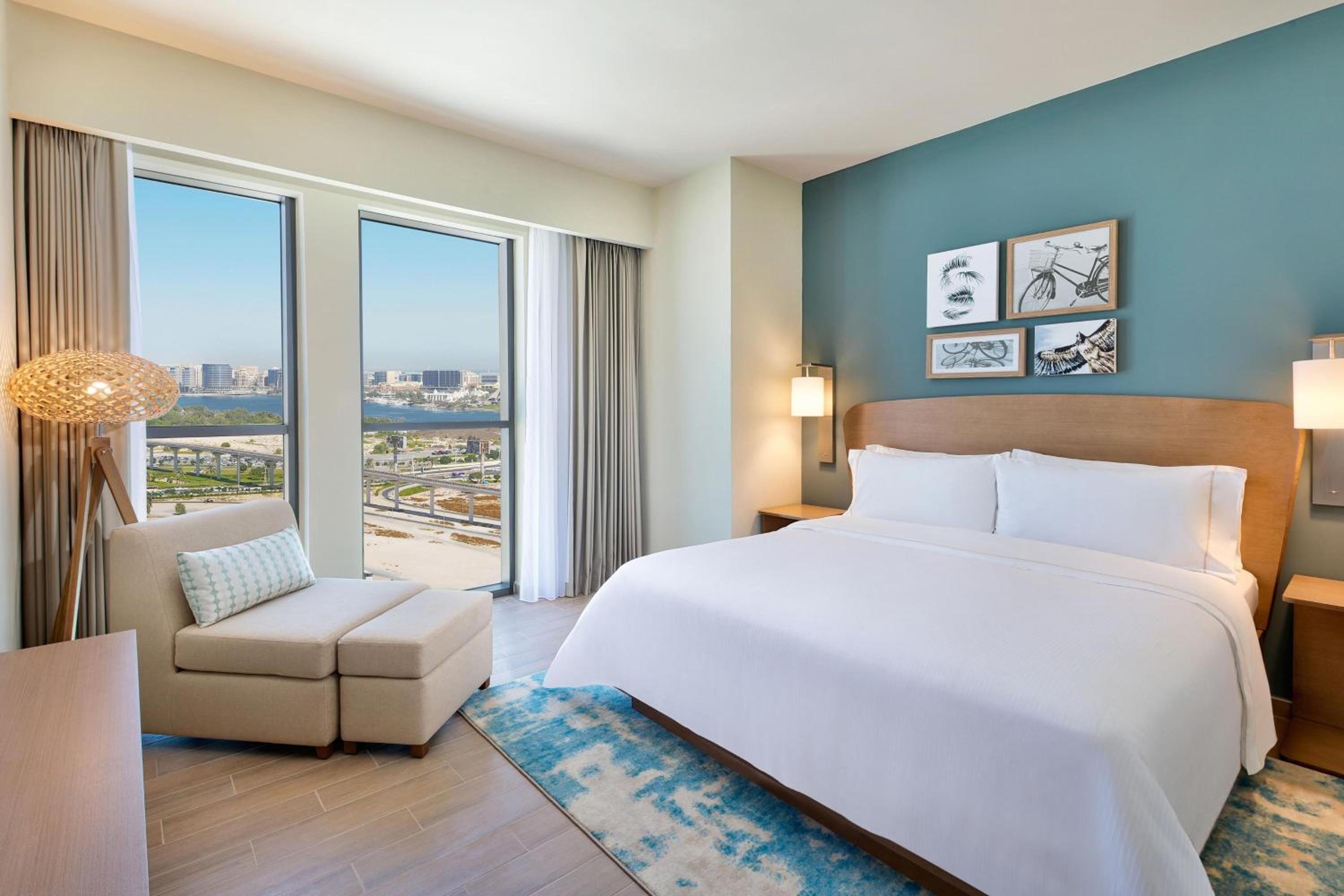 1 Bedroom, Apartment, King Bed, Creek View, Sofa