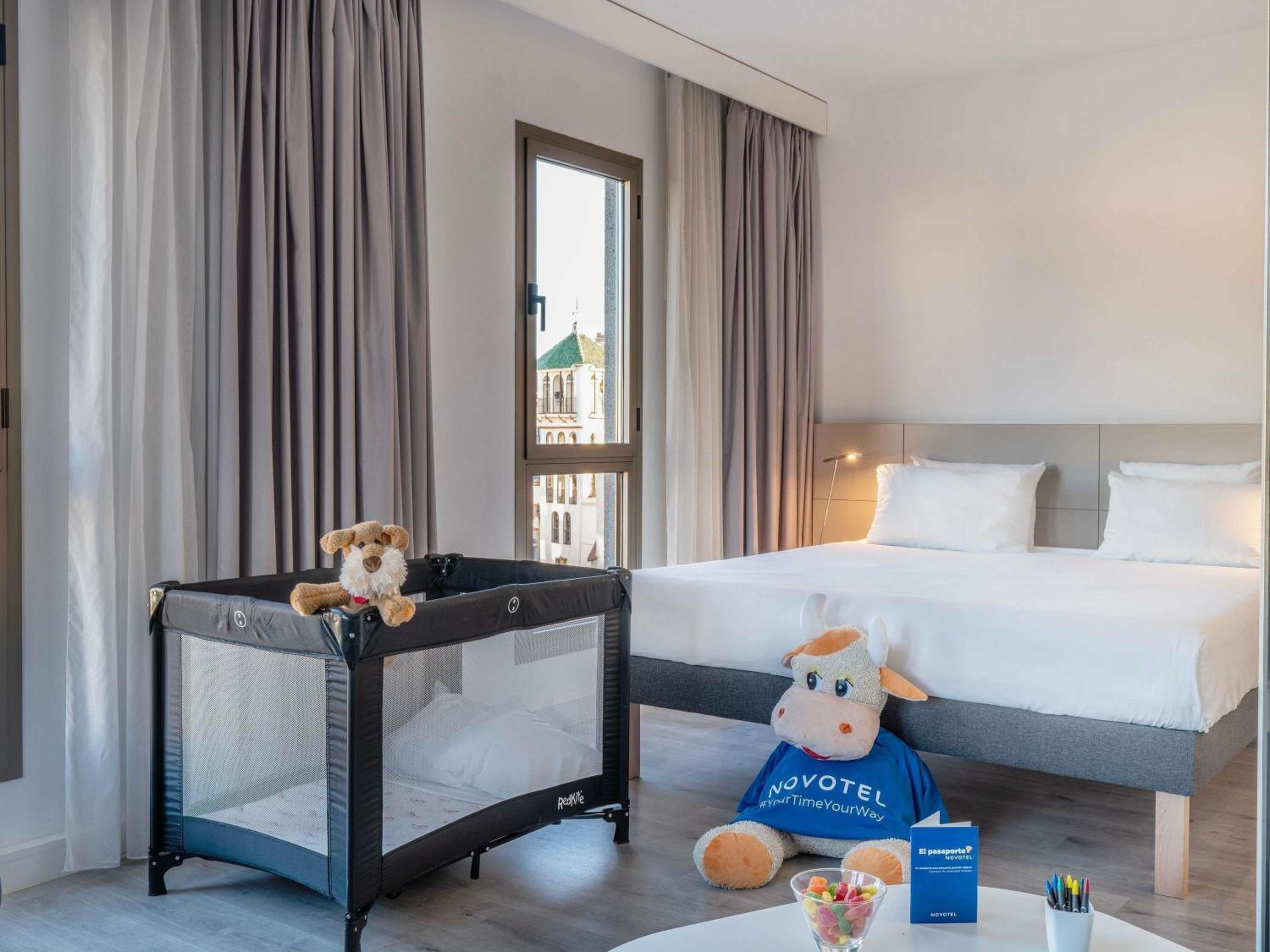 Suite, Queen Bed, with View, Sofa