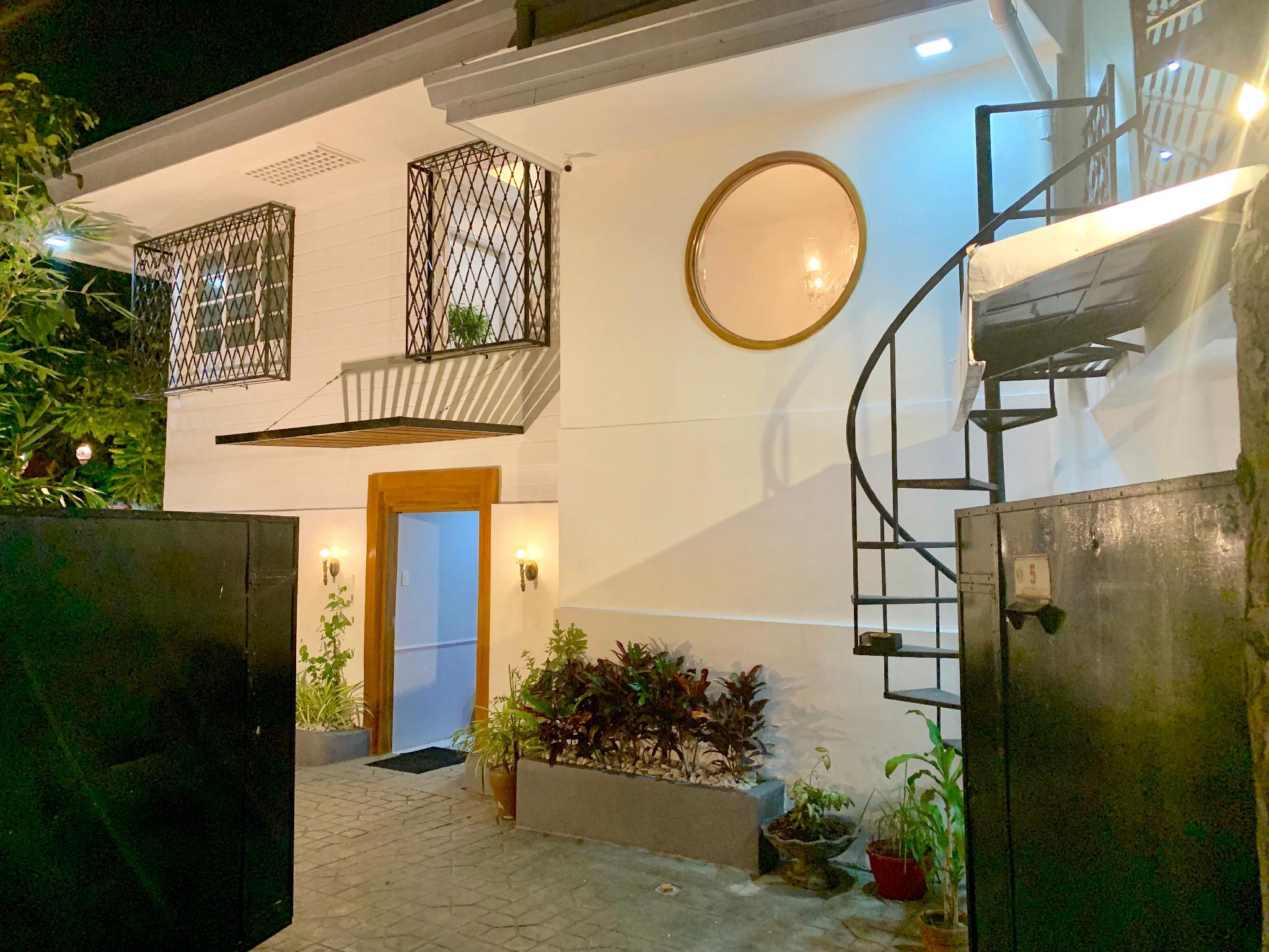 Courtyard Hotel 2/40