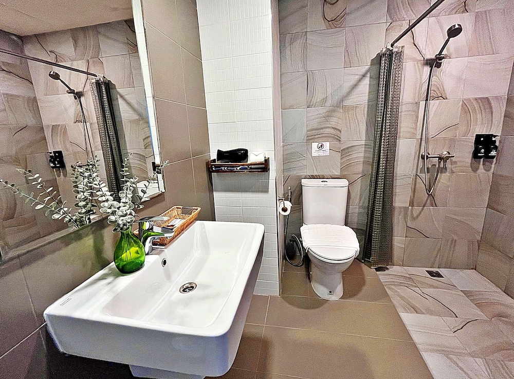 The Sixteenth Naiyang Beach Hotel 50/50