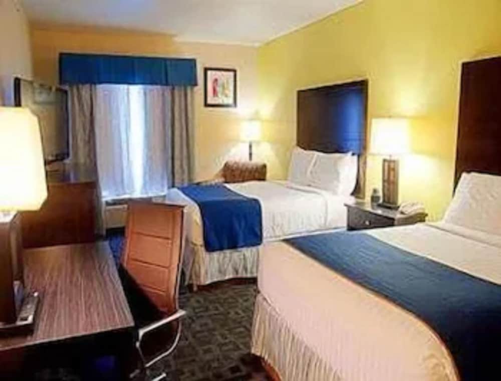 Super 8 by Wyndham Irving/DFW Apt/North 8/25