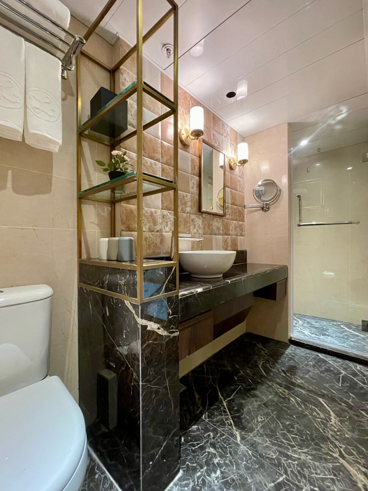 Lander Grand Hotel 71/72