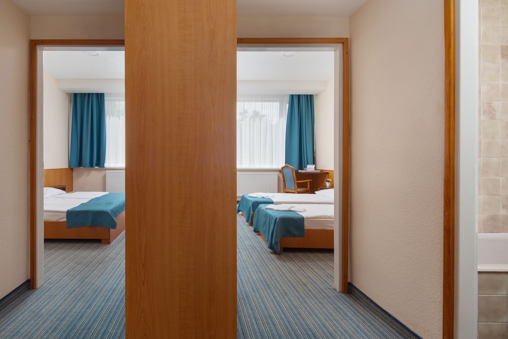 Benczur Hotel 25/42