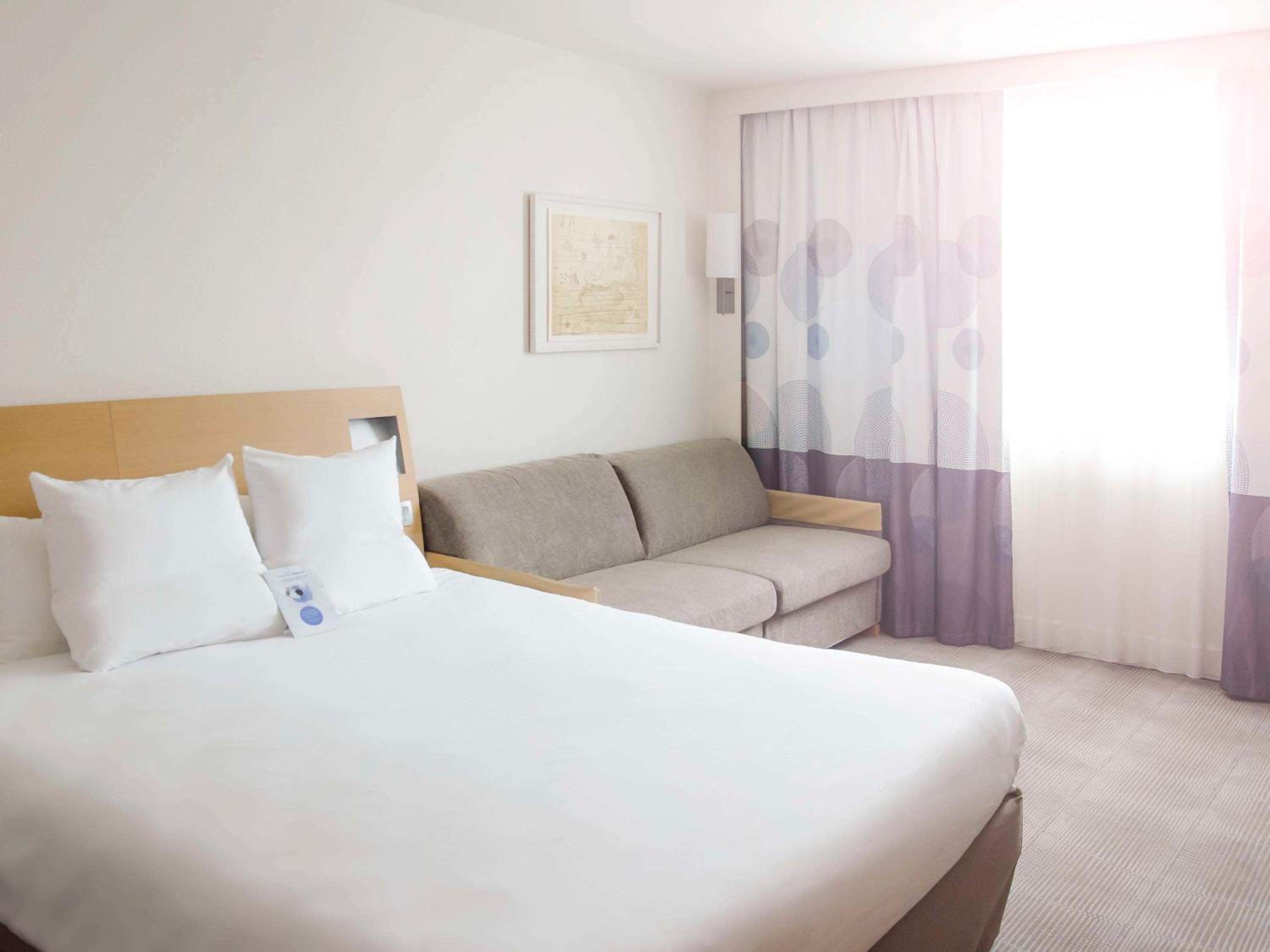 غرفة كلاسيكية بسرير كينج