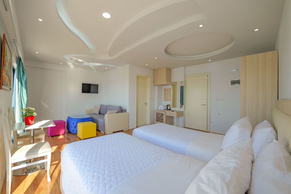 DELUXE, SUITE