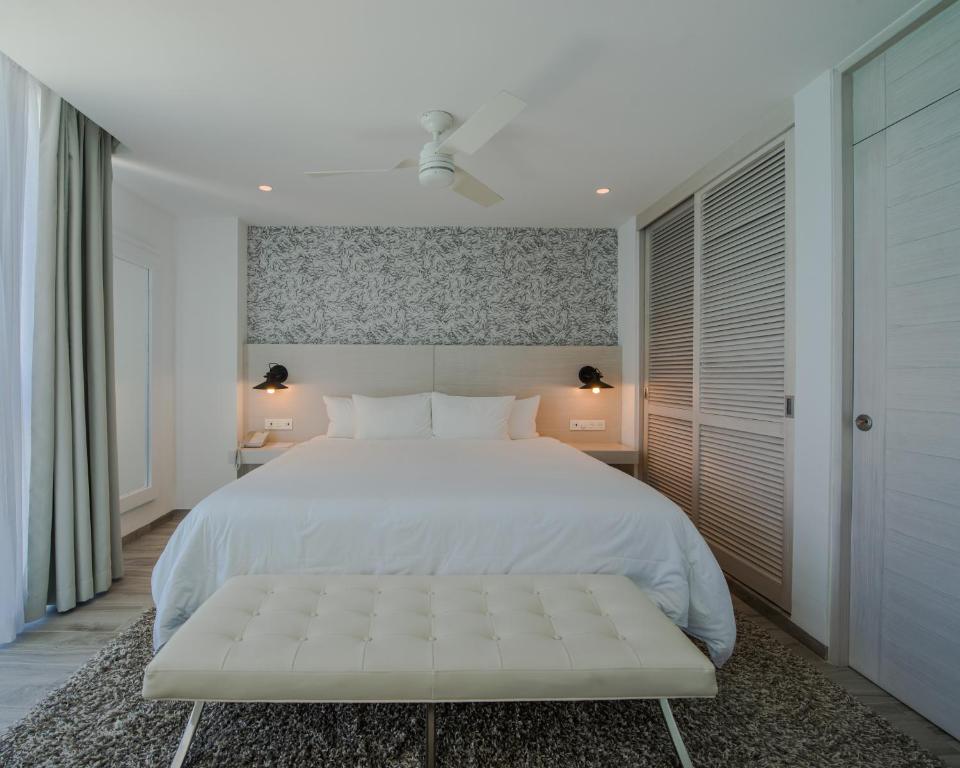 SUNSET, JUNIOR SUITE