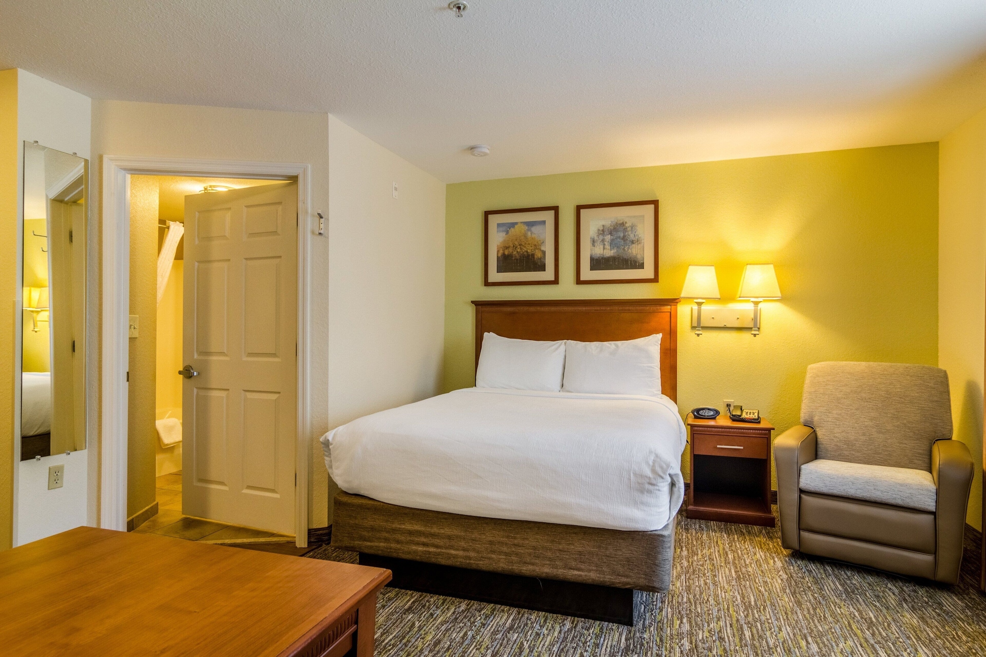 Studio, Suite, Queen Bed, Bathtub, Accessible