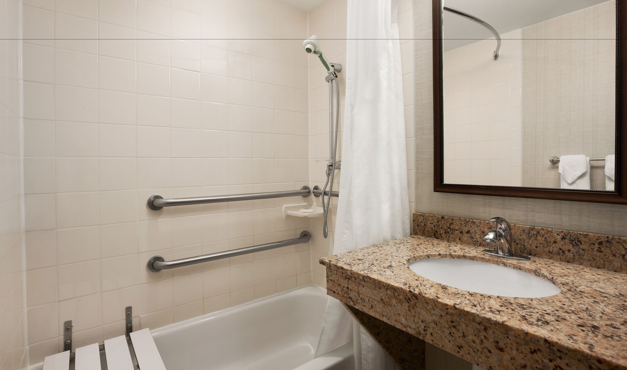غرفة بسرير كينج لذوي الإعاقة، Wyndham Boston Beacon Hill 2/3
