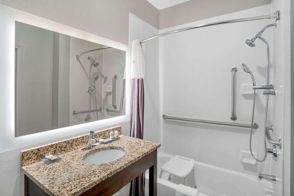La Quinta Inn And Suites By Wyndham Cookeville 10/35