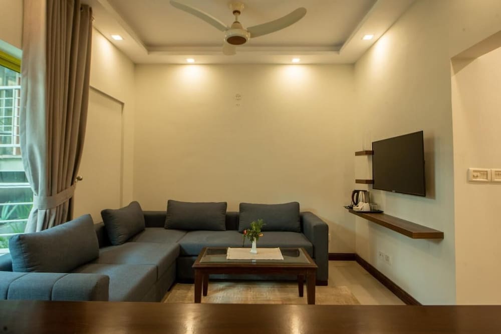 Cecil by Pearl Continental 42/60