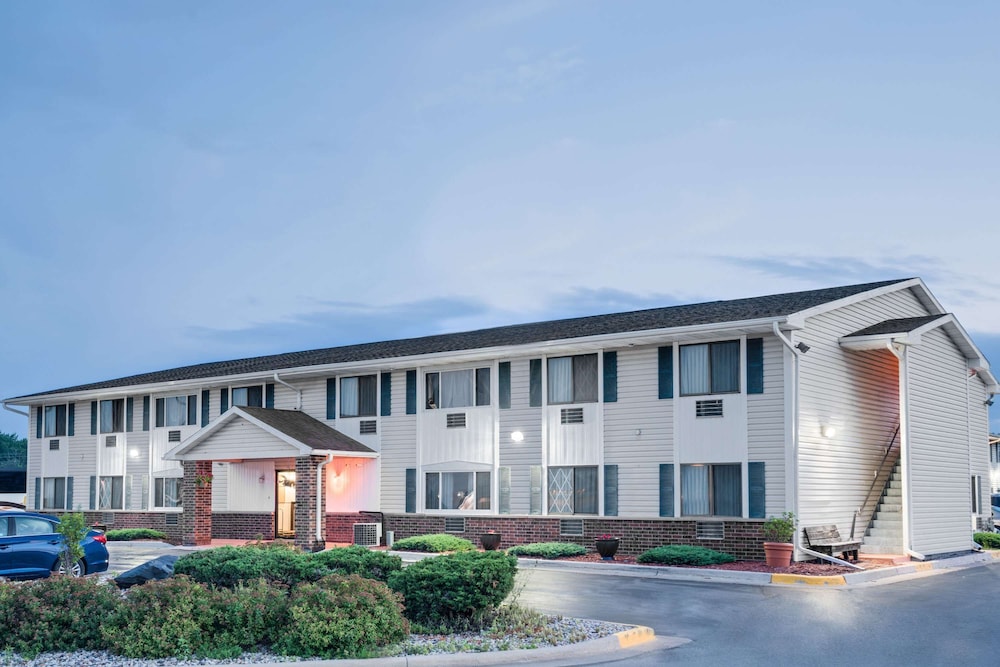 Super 8 By Wyndham Tomah Wisconsin 3/20