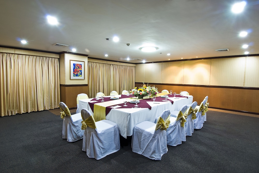 Berjaya Makati Hotel 69/72