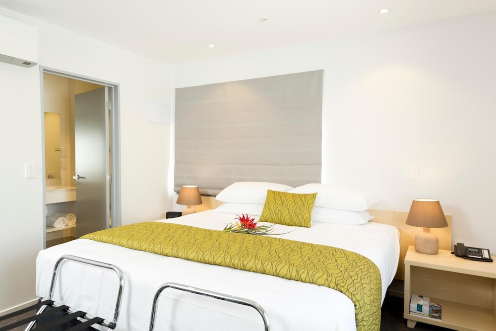 2 On Whiteleigh Motel 6/59