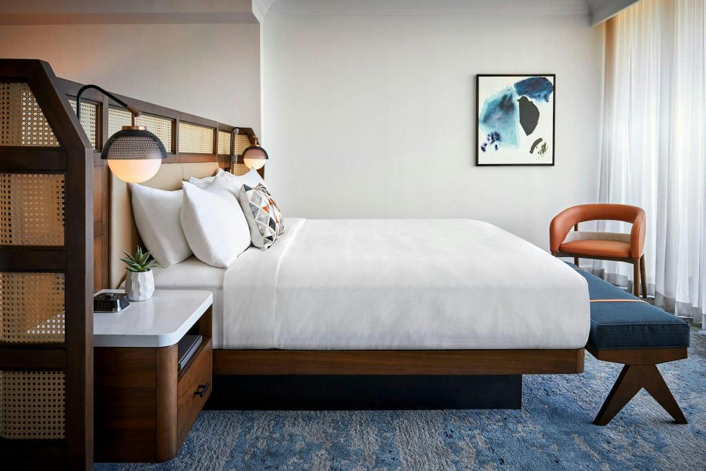 1 Bedroom, Griffin, Junior Suite, King Bed, Sofa, Balcony