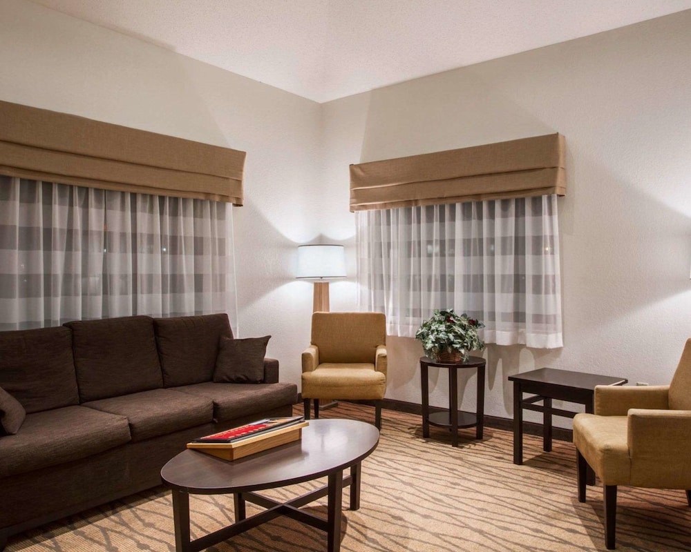 Sleep Inn Suites Buffalo Airport 38/63