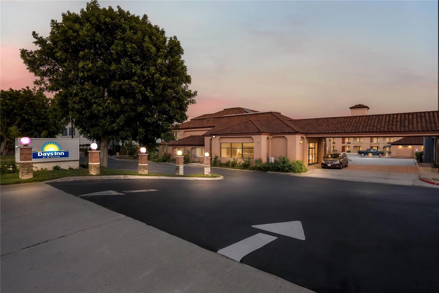 Days Inn by Wyndham Fontana / Rialto 33/34
