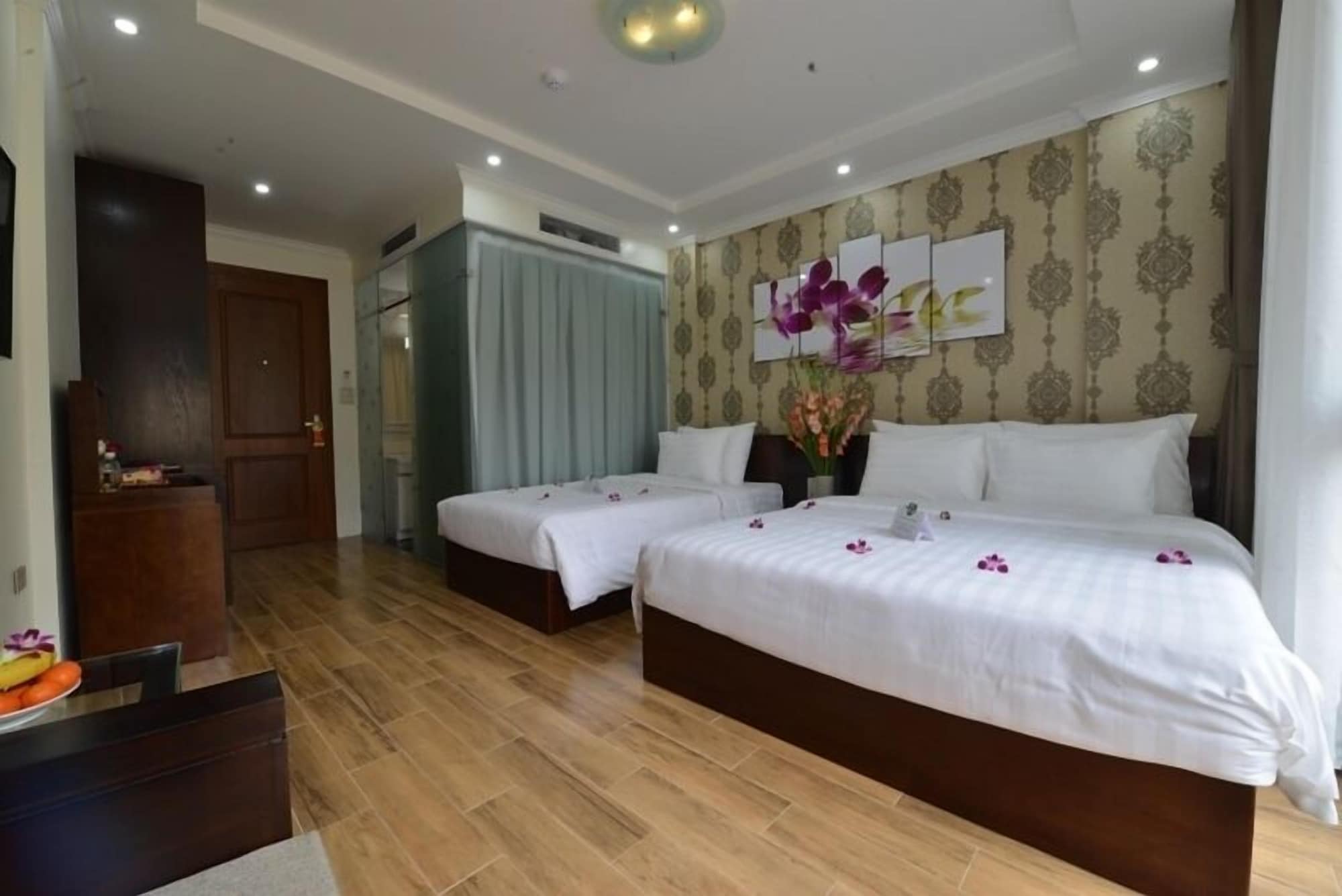 غرفة ثلاثية بسرير كوين وسرير فردي بغرفة نوم واحدة، Bella Rosa Hotel 3/5