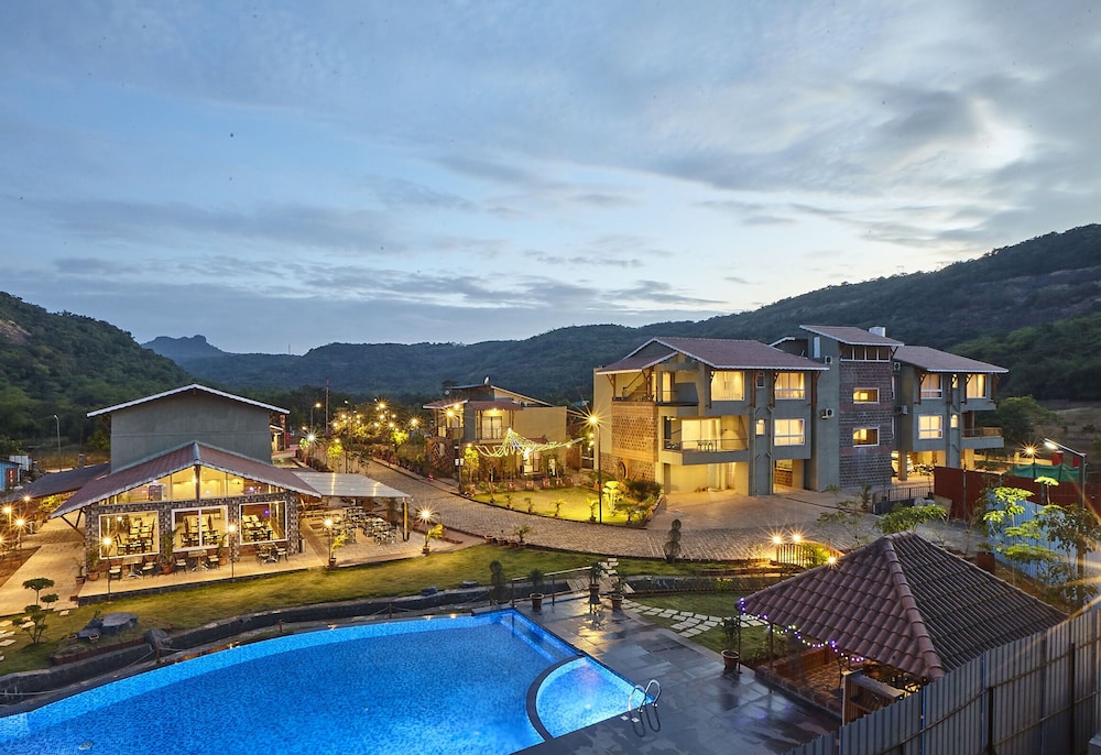 Mastiff Grand La Villae Resort, Lonavala in Kurvande