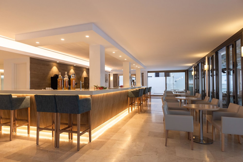 R2 Veronica Beach Hotel 10/48
