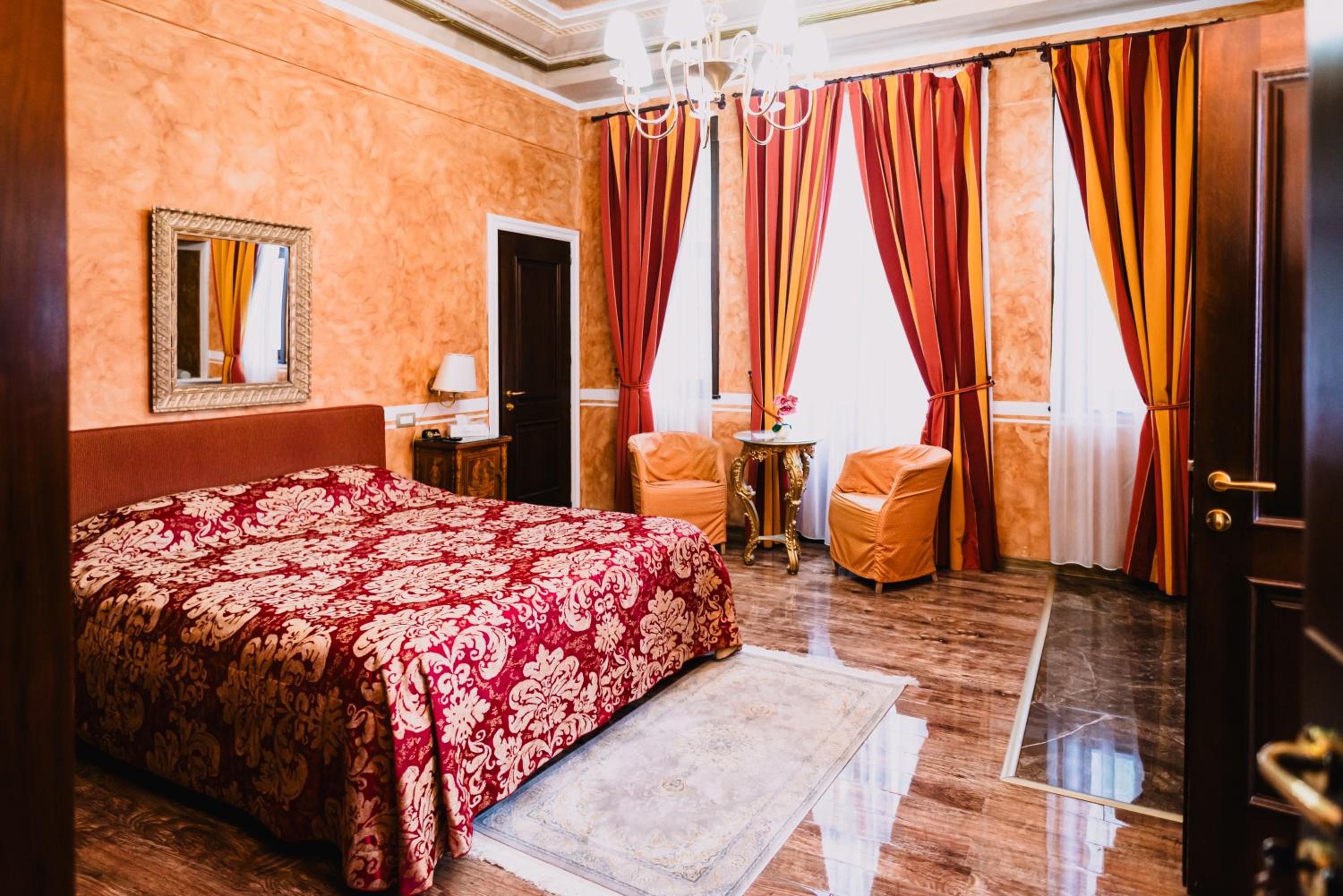 Room at Vigo Hotel, PLOIESTI