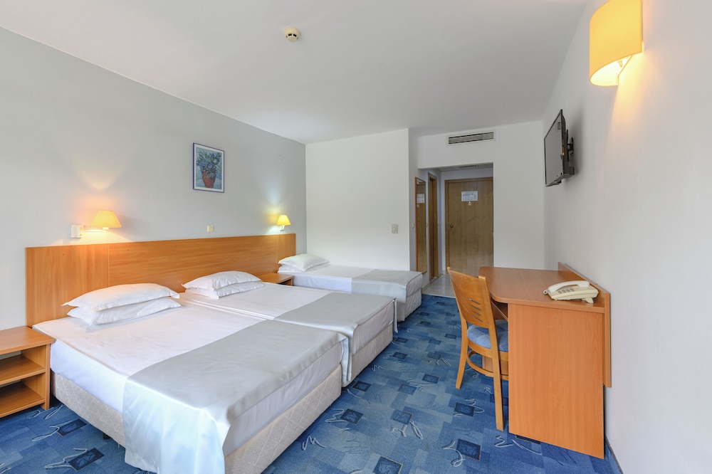ROOM, TRIPLE