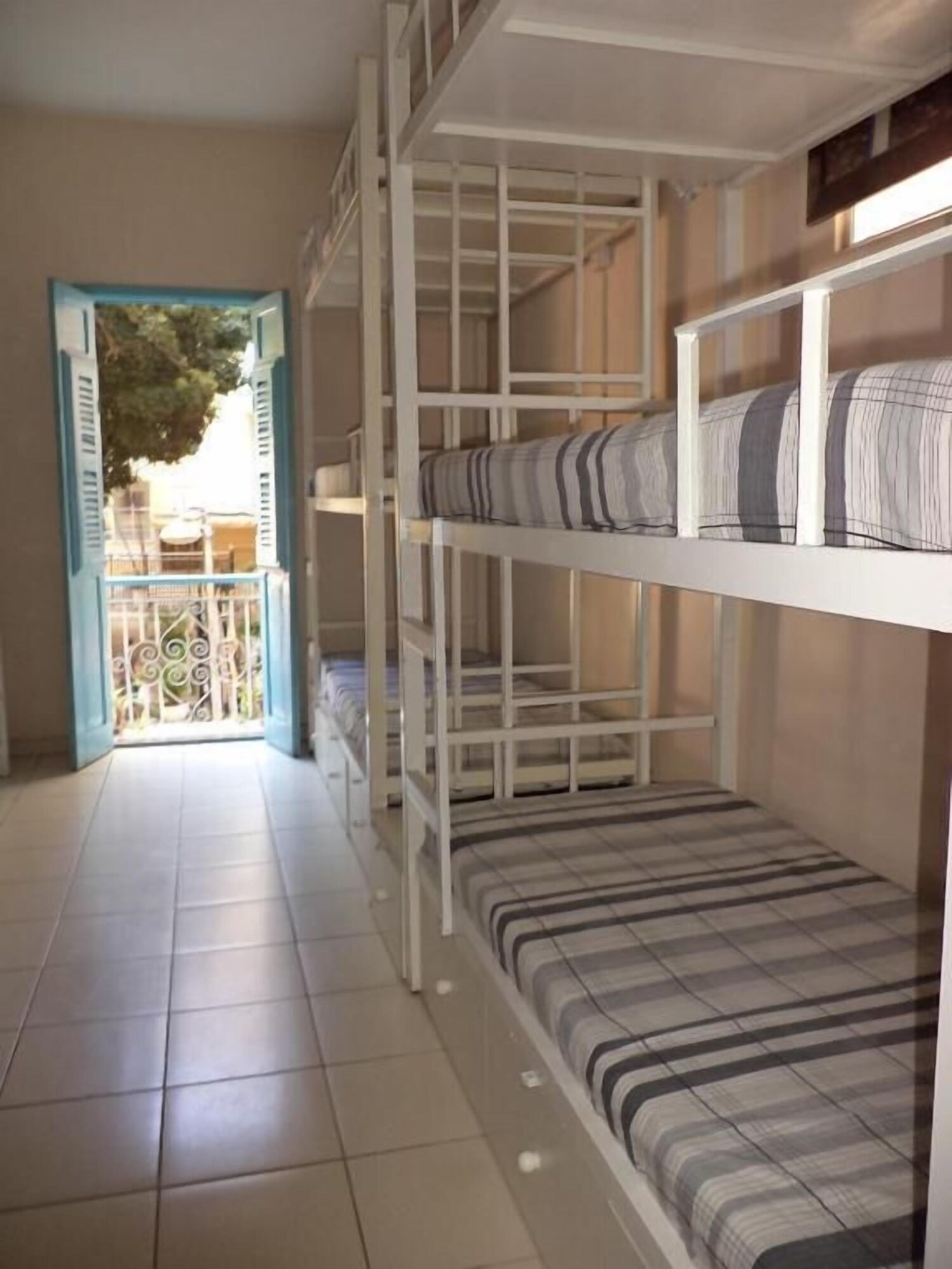 Mixed Dorm, 1 Single and 1 Single Bed, 6 Bunk Beds