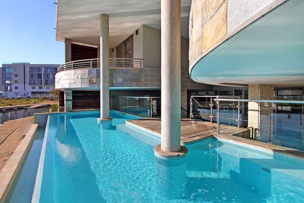 VA Waterfront Residences by WHosting 15/50