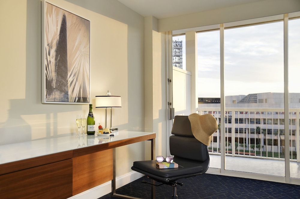 غرفة بسرير كينج بإطلالة على النهر بغرفة نوم واحدة بحوض استحمام لذوي الإعاقة، Hotel Tampa Riverwalk 4/4