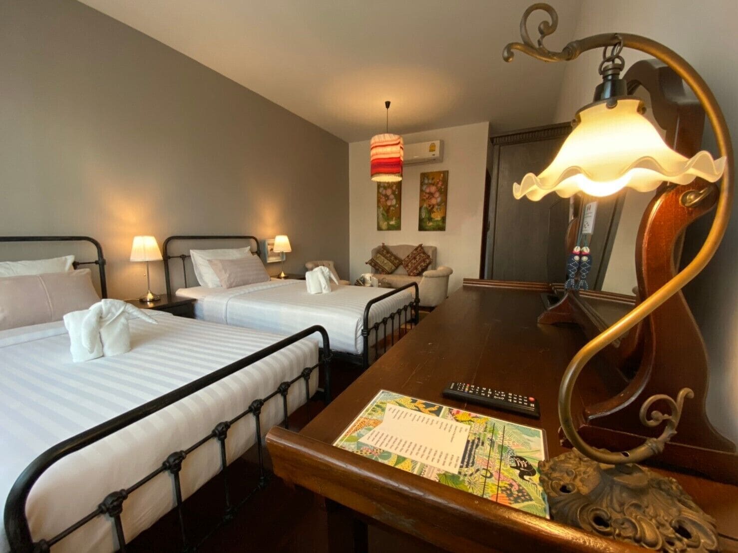 DELUXE, TWIN BEDS