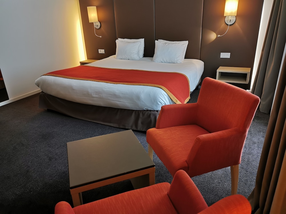 Superior, 1 King and 1 Single Beds