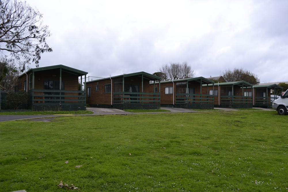 PORTLAND HOLIDAY VILLAGE 42/50
