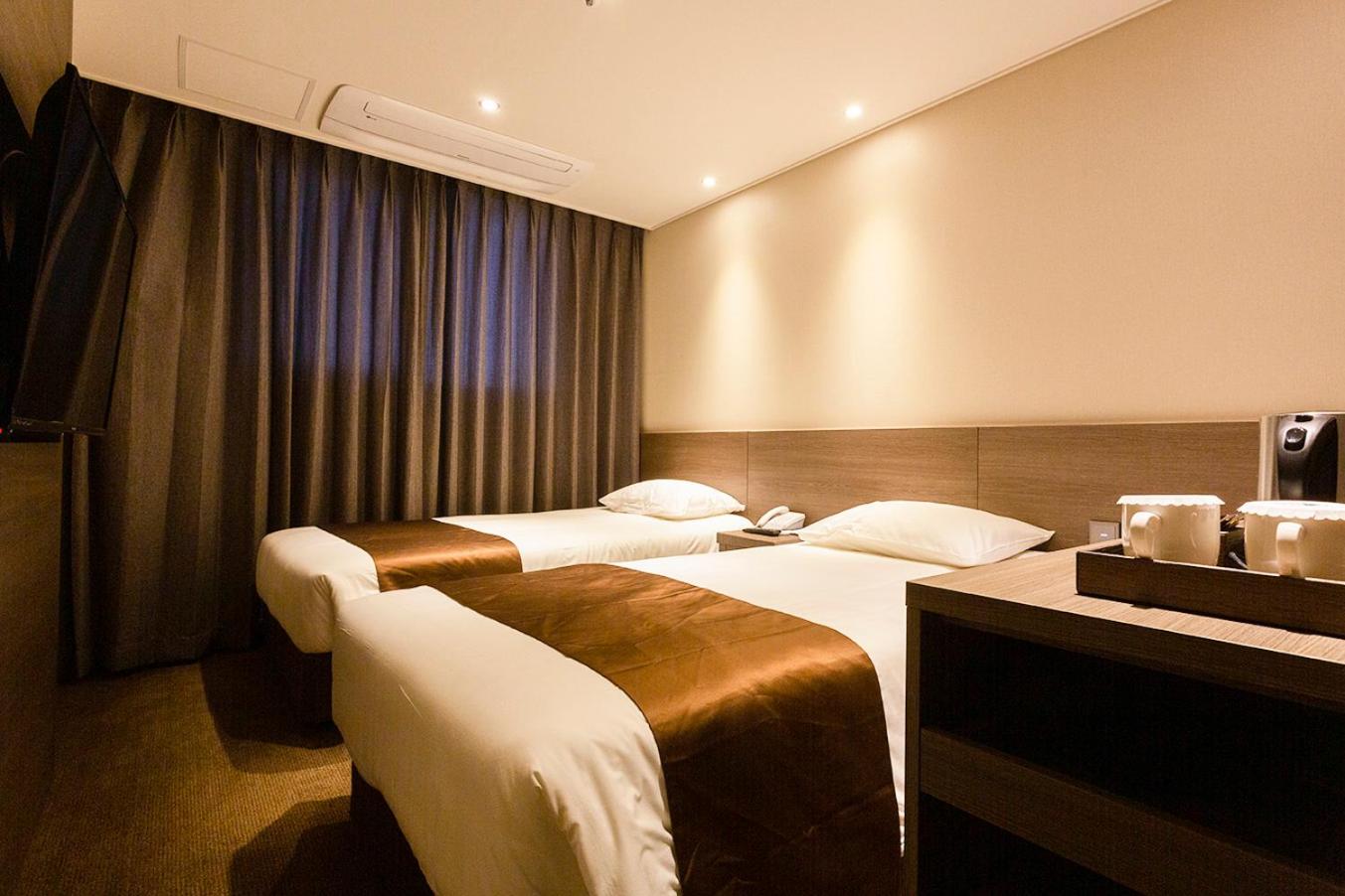 Grand Millions Hotel 38/42