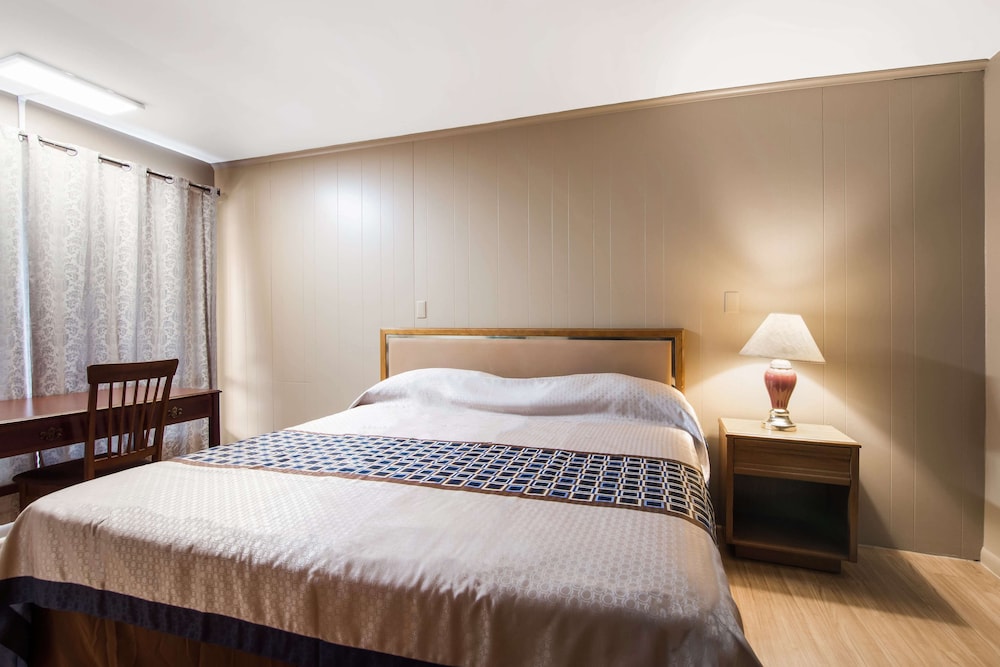 KNIGHTS INN AMSTERDAM 8/23
