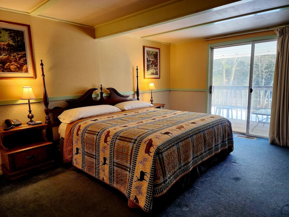 Economy, King Bed, River View