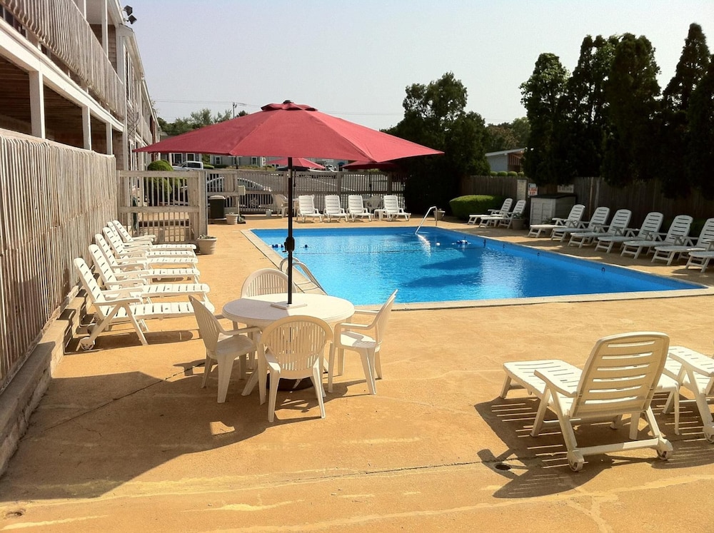 Holiday Hill Inn & Suites 61/61